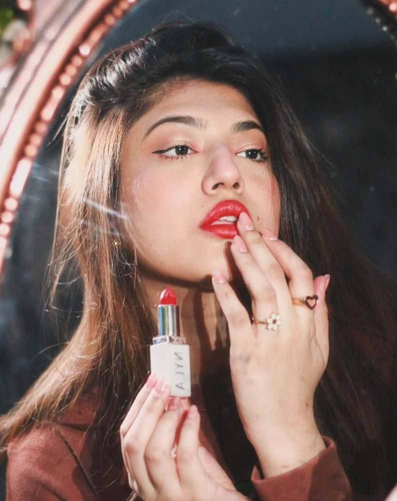 momina-munir-nyla-lipstick